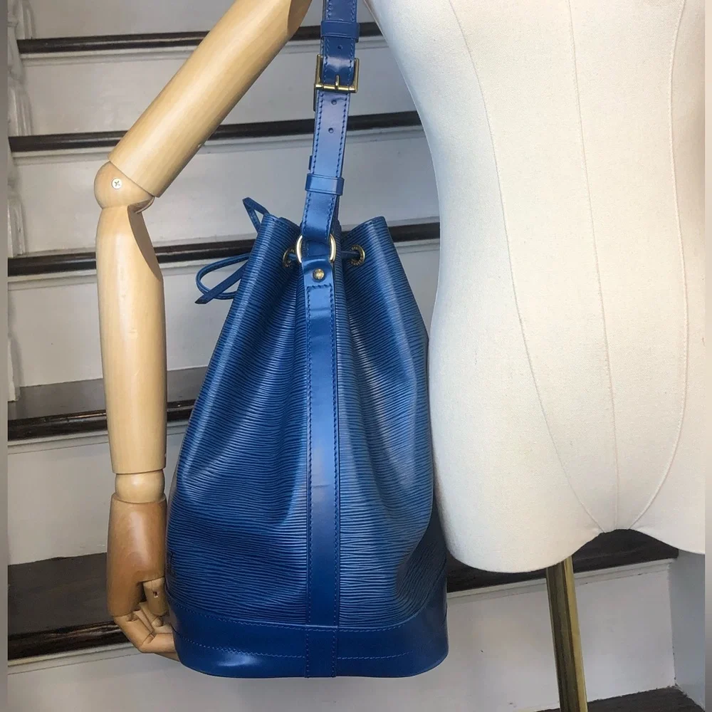 LOUIS VUITTON Epi Leather LV Noe GM Toledo Blue Drawstring Bucket Shoulder Bag